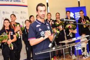 Stigle odbojkašice, sve spremno za doček! Santareli: ''Verujem da je Srbija oduševjena''